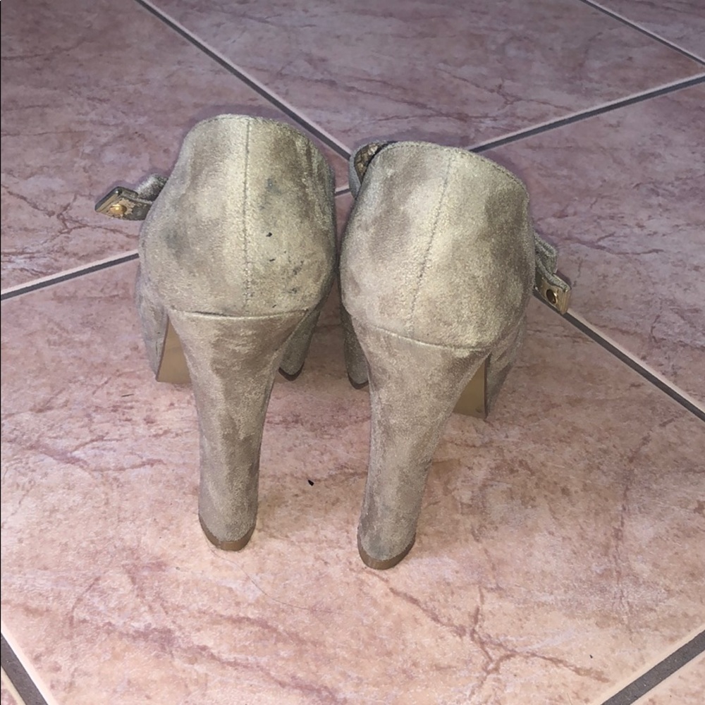 Heels - Picture 3 of 4